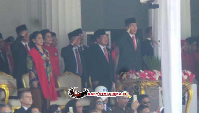 Wakil Presiden Jusuf Kalla tak mengangkat tangan memberikan hormat waktu bendera pusaka Merah Putih dikibarkan dalam Upacara Bendera HUT Ke-71 RI di halaman Istana Merdeka, Jakarta, Rabu (17/8/2016). Saat Pasukan Pengibar Bendera Pusaka (Paskibraka) mengibarkan bendera, posisi tangan JK tetap seperti semula, serta ia berdiri tegap. Walau sebenarnya, inspektur upacara telah memohon semuanya yang hadir untuk hormat. Presiden Joko Widodo yang ada di samping JK dan petinggi negara serta tamu yang lain juga telah memosisikan tangan memberi hormat. Sampai lagu " Indonesia Raya " usai dikumandangkan serta bendera berkibar di puncak paling tinggi, posisi tangan Kalla tidak berubah. Waktu upacara di Istana tahun lalu, JK juga melakukan sikap sama serta ramai diperbincangkan umum. Tetapi, Juru Bicara Jusuf Kalla, Husain Abdullah, menyampaikan, sikap JK itu tak salah lantaran langkah menghormati pengibaran bendera telah ditata dalam Pasal 20 Peraturan Pemerintah (PP) Nomor 40 Tahun 1958. Dalam PP tersebut, kata Husain, pada waktu upacara menaikkan atau menurunkan bendera kebangsaan, semua orang yang hadir memberi hormat dengan berdiri tegak, berdiam diri, sambil menghadapkan muka ke arah bendera sampai upacara selesai. Ia melanjutkan, berdasarkan PP tersebut, peserta upacara yang berpakaian seragam dari suatu organisasi dapat memberikan hormat menurut cara yang ditentukan oleh organisasinya itu. Bagi yang tidak berseragam, hormat pada bendera dapat dilakukan dengan meluruskan lengan ke bawah dan melekatkan telapak tangan pada paha. Semua jenis penutup kepala harus dibuka, kecuali kopiah, ikat kepala, dan serban. "Jadi, sikap sempurna yang dilakukan oleh Pak JK adalah sikap hormat, persis dengan sikap hormat Bung Hatta saat mendampingi Bung Karno," kata Husain waktu itu.